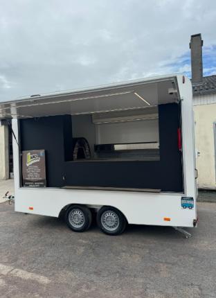 Aménagement d'une remorque Foodtruck pour pizza par Laromorque