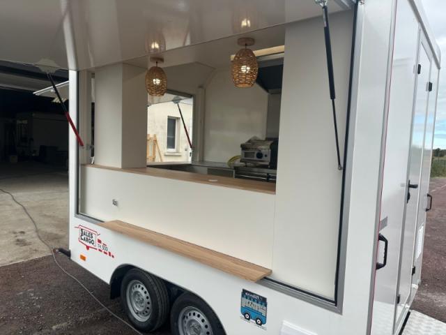 Aménagement d'une remorque foodtruck pour de la restauration antillaise par Laromorque