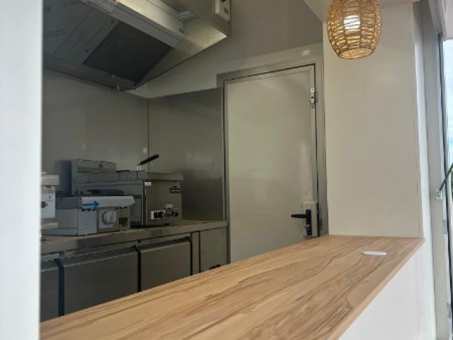 Aménagement d'une remorque foodtruck pour de la restauration antillaise par Laromorque