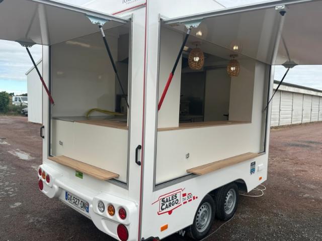 Aménagement d'une remorque foodtruck pour de la restauration antillaise par Laromorque