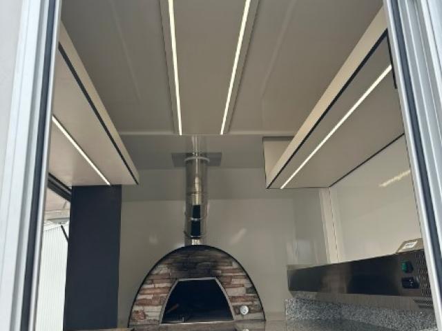 Aménagement d'une remorque Foodtruck pour pizza par Laromorque