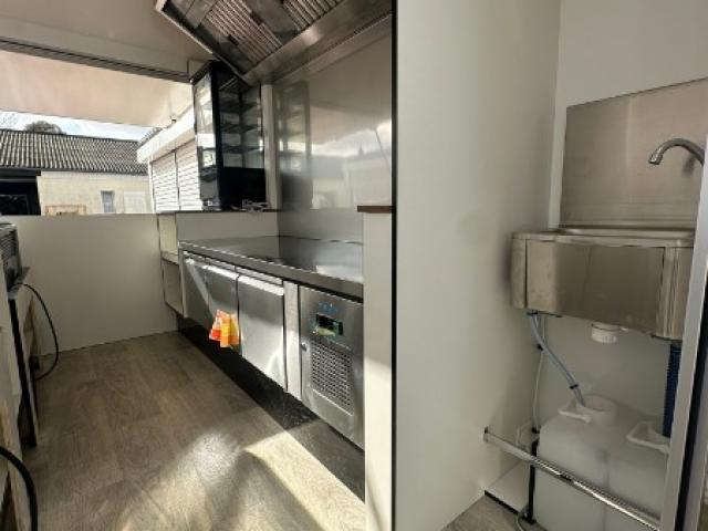 Aménagement d'un foodtruck pour de la restauration chinoise par Laromorque