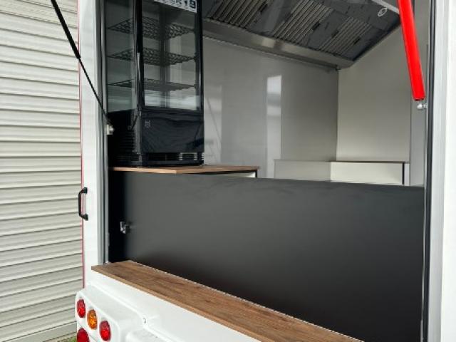 Aménagement d'un foodtruck pour de la restauration chinoise par Laromorque
