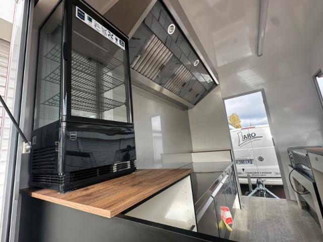 Aménagement d'un foodtruck pour de la restauration chinoise par Laromorque