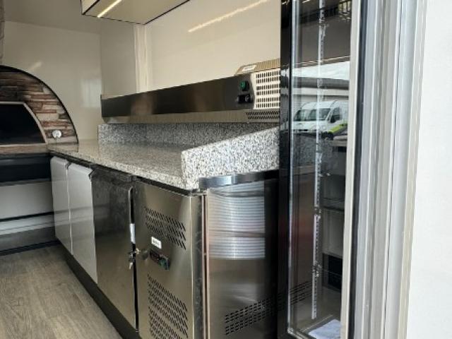 Aménagement d'une remorque Foodtruck pour pizza par Laromorque