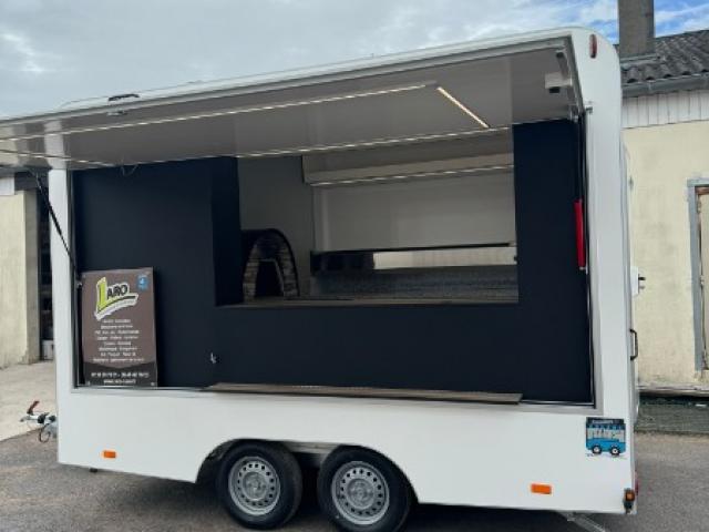 Aménagement d'une remorque Foodtruck pour pizza par Laromorque